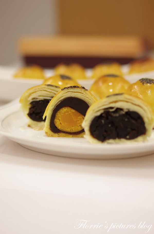 夢饗烘焙：台中美食~BAKING DREAM夢饗烘焙坊--2014中秋禮盒(金賞品饌)~細膩的蛋黃酥，讓我不禁一口接一口