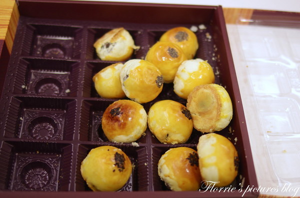 夢饗烘焙：台中美食~BAKING DREAM夢饗烘焙坊--2014中秋禮盒(金賞品饌)~細膩的蛋黃酥，讓我不禁一口接一口