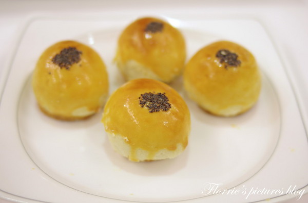 夢饗烘焙：台中美食~BAKING DREAM夢饗烘焙坊--2014中秋禮盒(金賞品饌)~細膩的蛋黃酥，讓我不禁一口接一口