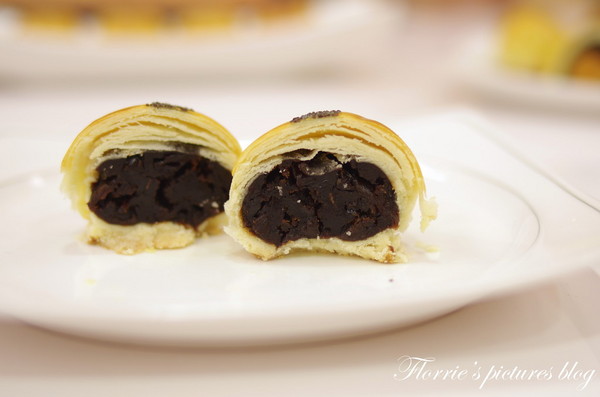 夢饗烘焙：台中美食~BAKING DREAM夢饗烘焙坊--2014中秋禮盒(金賞品饌)~細膩的蛋黃酥，讓我不禁一口接一口