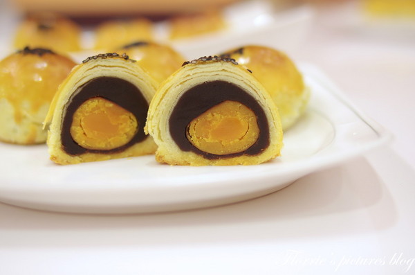 夢饗烘焙：台中美食~BAKING DREAM夢饗烘焙坊--2014中秋禮盒(金賞品饌)~細膩的蛋黃酥，讓我不禁一口接一口