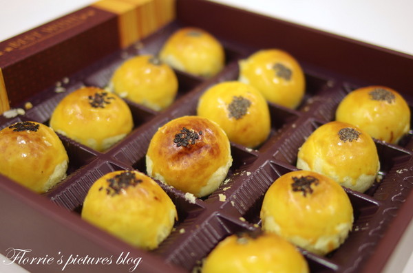 夢饗烘焙：台中美食~BAKING DREAM夢饗烘焙坊--2014中秋禮盒(金賞品饌)~細膩的蛋黃酥，讓我不禁一口接一口