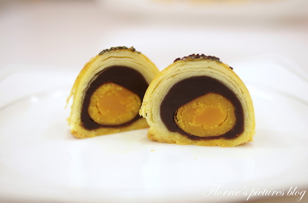 夢饗烘焙：台中美食~BAKING DREAM夢饗烘焙坊--2014中秋禮盒(金賞品饌)~細膩的蛋黃酥，讓我不禁一口接一口