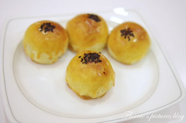 夢饗烘焙：台中美食~BAKING DREAM夢饗烘焙坊--2014中秋禮盒(金賞品饌)~細膩的蛋黃酥，讓我不禁一口接一口