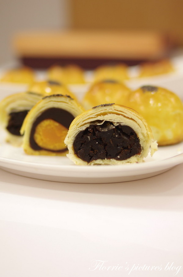 夢饗烘焙：台中美食~BAKING DREAM夢饗烘焙坊--2014中秋禮盒(金賞品饌)~細膩的蛋黃酥，讓我不禁一口接一口