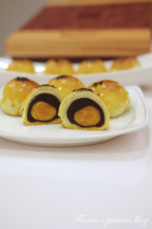 夢饗烘焙：台中美食~BAKING DREAM夢饗烘焙坊--2014中秋禮盒(金賞品饌)~細膩的蛋黃酥，讓我不禁一口接一口