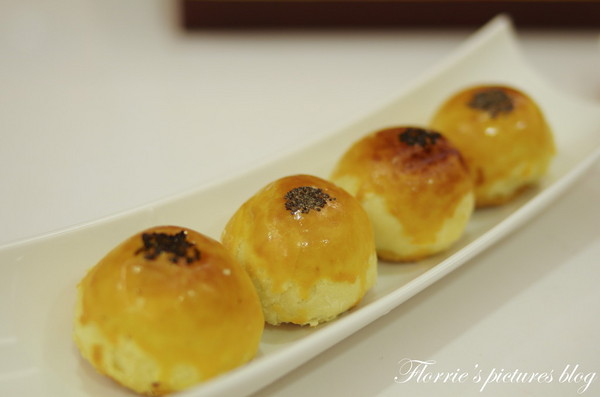 夢饗烘焙：台中美食~BAKING DREAM夢饗烘焙坊--2014中秋禮盒(金賞品饌)~細膩的蛋黃酥，讓我不禁一口接一口