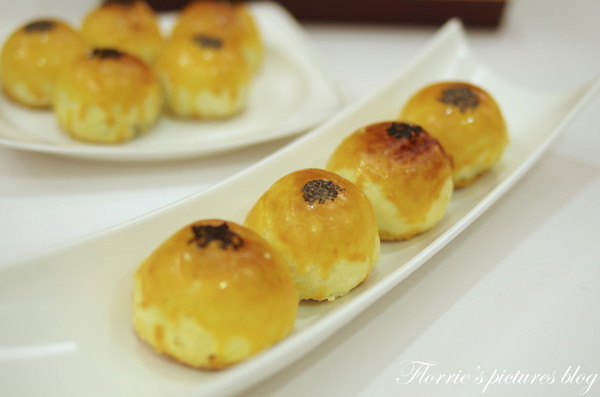 夢饗烘焙：台中美食~BAKING DREAM夢饗烘焙坊--2014中秋禮盒(金賞品饌)~細膩的蛋黃酥，讓我不禁一口接一口