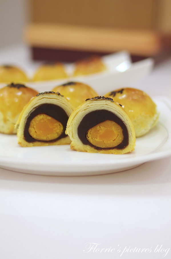 夢饗烘焙：台中美食~BAKING DREAM夢饗烘焙坊--2014中秋禮盒(金賞品饌)~細膩的蛋黃酥，讓我不禁一口接一口