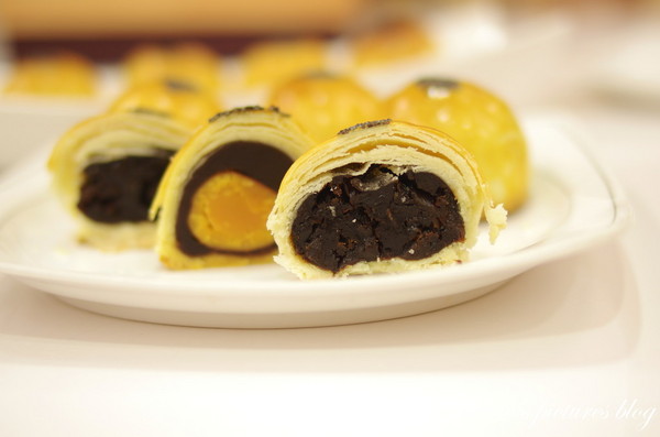 夢饗烘焙：台中美食~BAKING DREAM夢饗烘焙坊--2014中秋禮盒(金賞品饌)~細膩的蛋黃酥，讓我不禁一口接一口