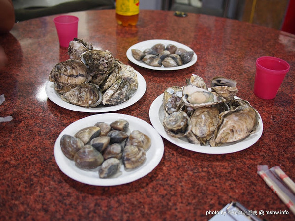 第一猛東石烤鮮蚵(櫻花路分店)：【食記】台中第一猛東石烤鮮蚵西屯店@西屯MRT櫻花 : 東西果然很新鮮,烤的功力也不錯,記得要對海鮮有點認知比較安全【食記】台中第一猛東石烤鮮蚵西屯店@西屯MRT櫻花 : 東西果然很新鮮,烤的功力也不錯,記得要對海鮮有點認知比較安全