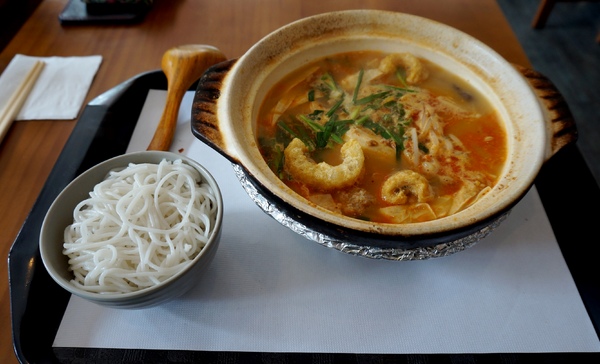 云滇雲南料裡(北光復門市):云滇雲南料裡二三訪:雲燒牛腩米線/擺夷小鍋米線