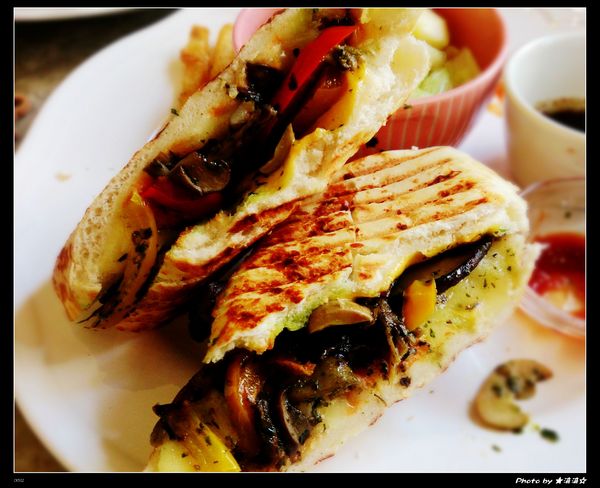 澄石蔬食咖啡廚坊(東興店)：【台中．美食】澄石蔬食咖啡廚坊(東興店)～素肉葷肉傻傻分不清之讓我Ｎ訪的超澎湃蔬食早餐♥