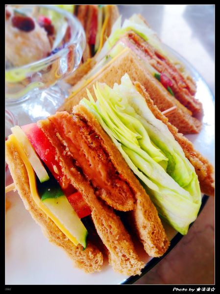 澄石蔬食咖啡廚坊(東興店)：【台中．美食】澄石蔬食咖啡廚坊(東興店)～素肉葷肉傻傻分不清之讓我Ｎ訪的超澎湃蔬食早餐♥