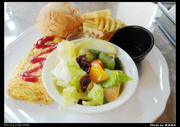 澄石蔬食咖啡廚坊(東興店)：【台中．美食】澄石蔬食咖啡廚坊(東興店)～素肉葷肉傻傻分不清之讓我Ｎ訪的超澎湃蔬食早餐♥