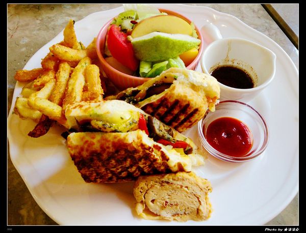 澄石蔬食咖啡廚坊(東興店)：【台中．美食】澄石蔬食咖啡廚坊(東興店)～素肉葷肉傻傻分不清之讓我Ｎ訪的超澎湃蔬食早餐♥