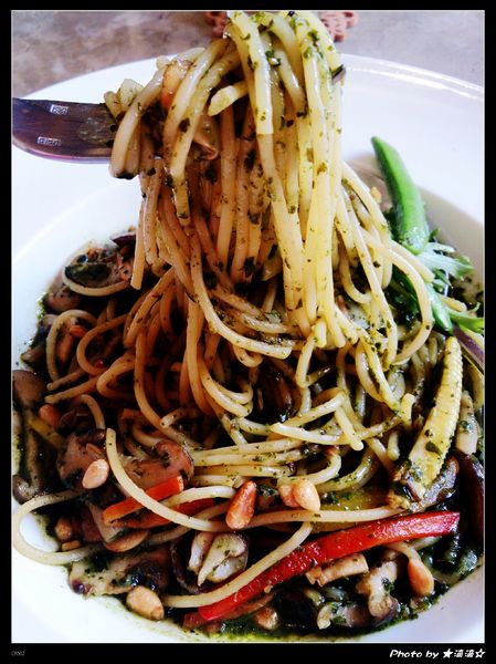 澄石蔬食咖啡廚坊(東興店)：【台中．美食】澄石蔬食咖啡廚坊(東興店)～素肉葷肉傻傻分不清之讓我Ｎ訪的超澎湃蔬食早餐♥