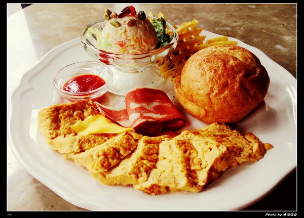 澄石蔬食咖啡廚坊(東興店)：【台中．美食】澄石蔬食咖啡廚坊(東興店)～素肉葷肉傻傻分不清之讓我Ｎ訪的超澎湃蔬食早餐♥