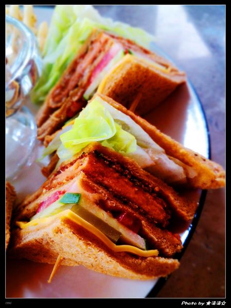 澄石蔬食咖啡廚坊(東興店)：【台中．美食】澄石蔬食咖啡廚坊(東興店)～素肉葷肉傻傻分不清之讓我Ｎ訪的超澎湃蔬食早餐♥