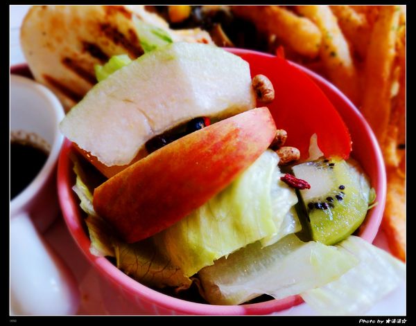 澄石蔬食咖啡廚坊(東興店)：【台中．美食】澄石蔬食咖啡廚坊(東興店)～素肉葷肉傻傻分不清之讓我Ｎ訪的超澎湃蔬食早餐♥