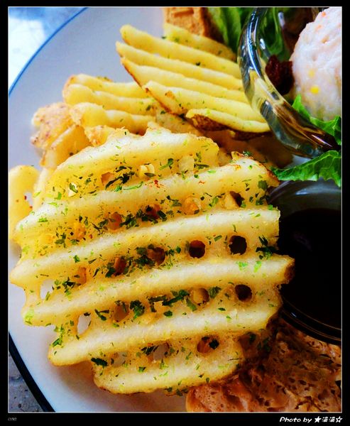 澄石蔬食咖啡廚坊(東興店)：【台中．美食】澄石蔬食咖啡廚坊(東興店)～素肉葷肉傻傻分不清之讓我Ｎ訪的超澎湃蔬食早餐♥