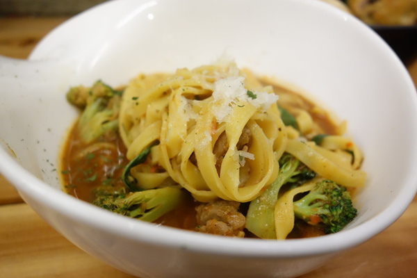 Dundas St.登打士街麵包美式主題餐廳(台北店)：登打士街+麵包吃到飽+美式主題餐廳+善導寺捷運站+平價餐點+主廚濃湯+雞肉麵+義大利麵