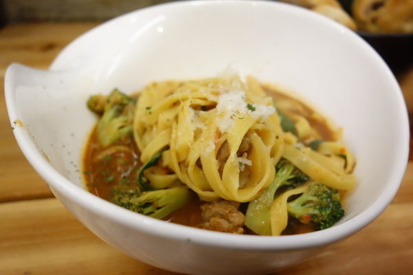 Dundas St.登打士街麵包美式主題餐廳(台北店)：登打士街+麵包吃到飽+美式主題餐廳+善導寺捷運站+平價餐點+主廚濃湯+雞肉麵+義大利麵