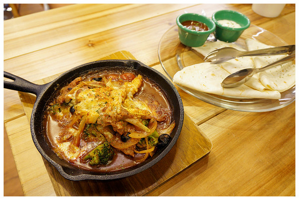 Dundas St.登打士街麵包美式主題餐廳：台北善導寺站♬學區名店開分店！市區品嘗手工麵包吃到飽Ｘ咖啡香，限定版異國料理菜單供應！ Dundas St. Mini 登打士街／台北店