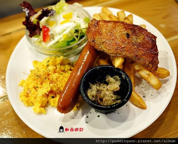 P1510863迷迭香雞排拼德國香腸早午餐.JPG