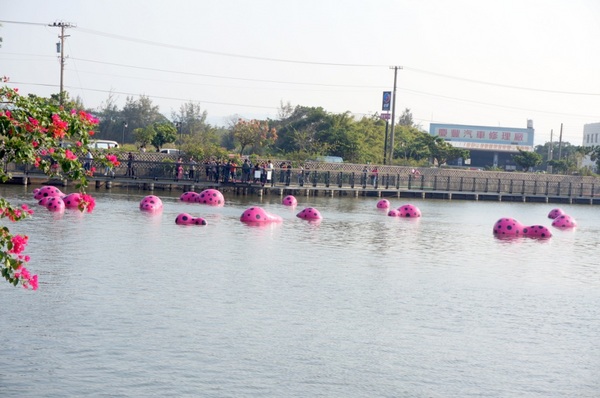 新屋後湖埤,黄色小鴨桃園逗留處:2013桃園最大盛事-黃色小鴨逗留新屋後湖塘【桃園/新屋】