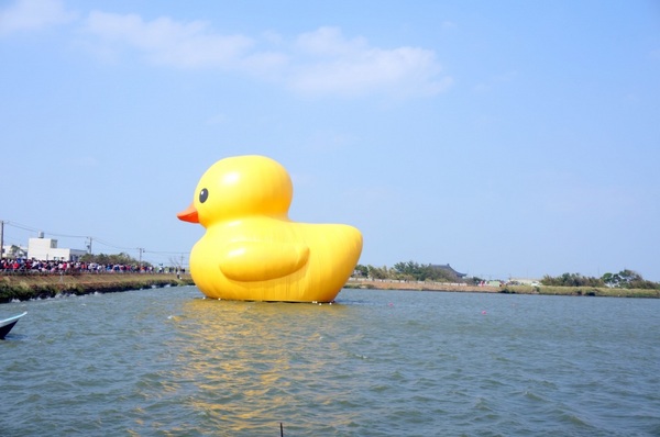 新屋後湖埤,黄色小鴨桃園逗留處:2013桃園最大盛事-黃色小鴨逗留新屋後湖塘【桃園/新屋】