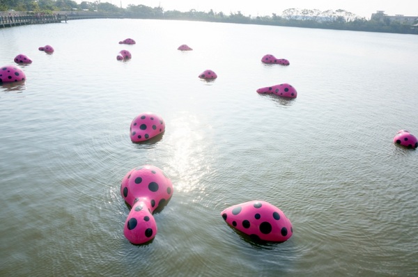 新屋後湖埤,黄色小鴨桃園逗留處:2013桃園最大盛事-黃色小鴨逗留新屋後湖塘【桃園/新屋】