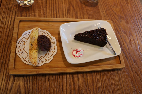 羅布森咖啡書蟲房:羅布森咖啡~書蟲房