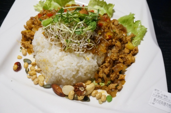 樂芙達咖啡：【口碑券】在小鄉村風享用美食的美好時光『板橋/樂芙達咖啡』