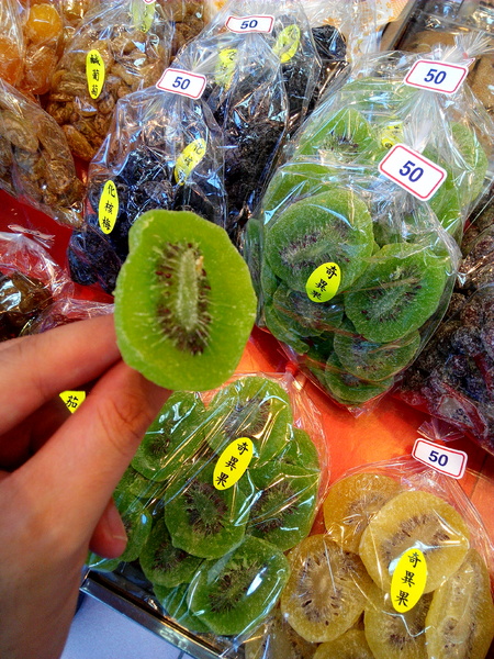 美勝珍蜜餞行:【臺南Ω中西區】美勝珍蜜餞。琳瑯滿目的古早味零嘴讓人看得眼花撩亂