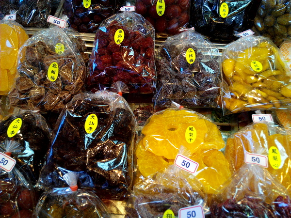 美勝珍蜜餞行:【臺南Ω中西區】美勝珍蜜餞。琳瑯滿目的古早味零嘴讓人看得眼花撩亂