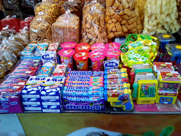 美勝珍蜜餞行:【臺南Ω中西區】美勝珍蜜餞。琳瑯滿目的古早味零嘴讓人看得眼花撩亂