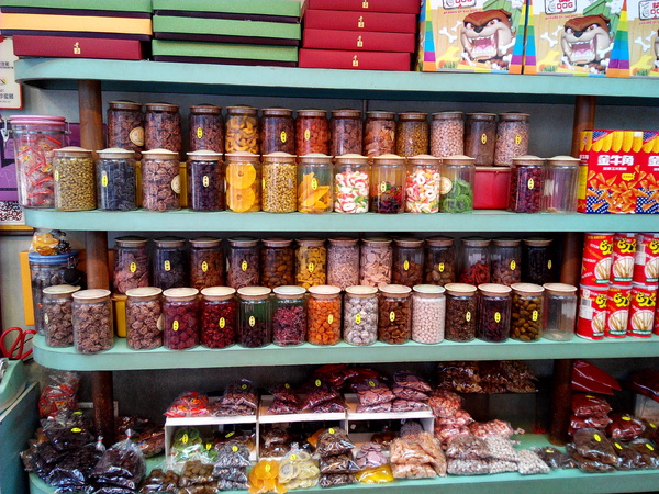 美勝珍蜜餞行:【臺南Ω中西區】美勝珍蜜餞。琳瑯滿目的古早味零嘴讓人看得眼花撩亂