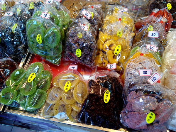 美勝珍蜜餞行:【臺南Ω中西區】美勝珍蜜餞。琳瑯滿目的古早味零嘴讓人看得眼花撩亂