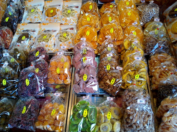 美勝珍蜜餞行:【臺南Ω中西區】美勝珍蜜餞。琳瑯滿目的古早味零嘴讓人看得眼花撩亂