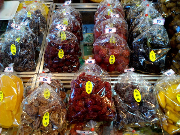 美勝珍蜜餞行:【臺南Ω中西區】美勝珍蜜餞。琳瑯滿目的古早味零嘴讓人看得眼花撩亂