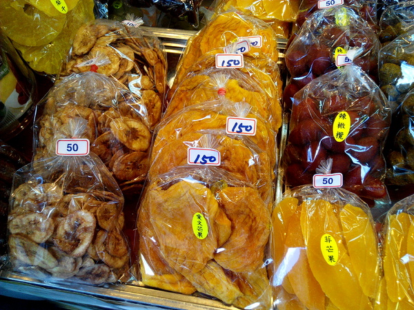 美勝珍蜜餞行:【臺南Ω中西區】美勝珍蜜餞。琳瑯滿目的古早味零嘴讓人看得眼花撩亂