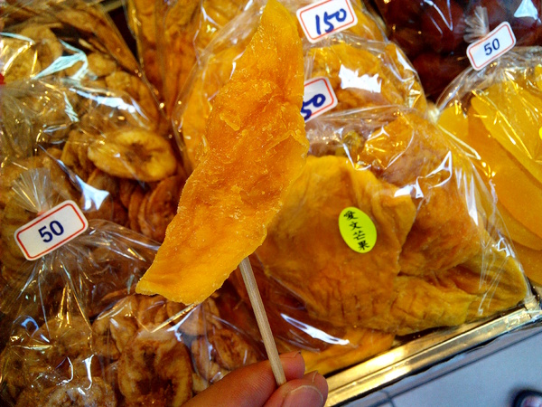 美勝珍蜜餞行:【臺南Ω中西區】美勝珍蜜餞。琳瑯滿目的古早味零嘴讓人看得眼花撩亂