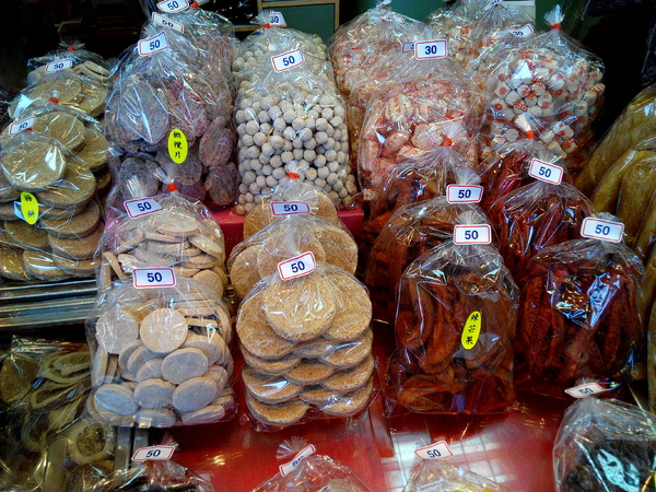 美勝珍蜜餞行:【臺南Ω中西區】美勝珍蜜餞。琳瑯滿目的古早味零嘴讓人看得眼花撩亂