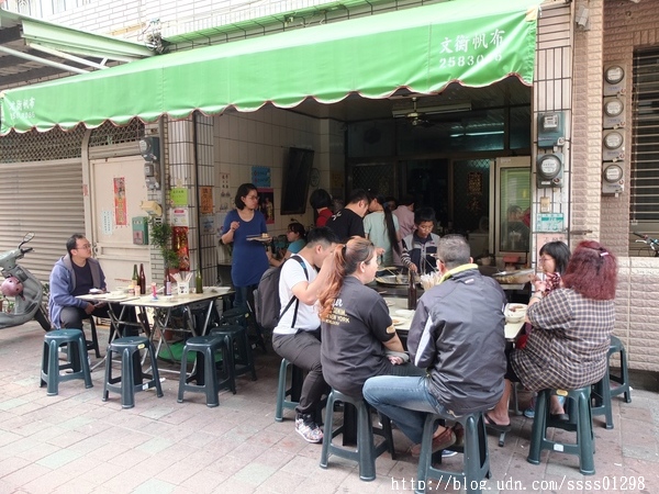 協進國小旁無店名2元黑輪攤:【美食特搜。台南中西區】協進國小旁無店名2元黑輪攤。低調的在地人回憶美食 超便宜銅板價也能吃得好滿足