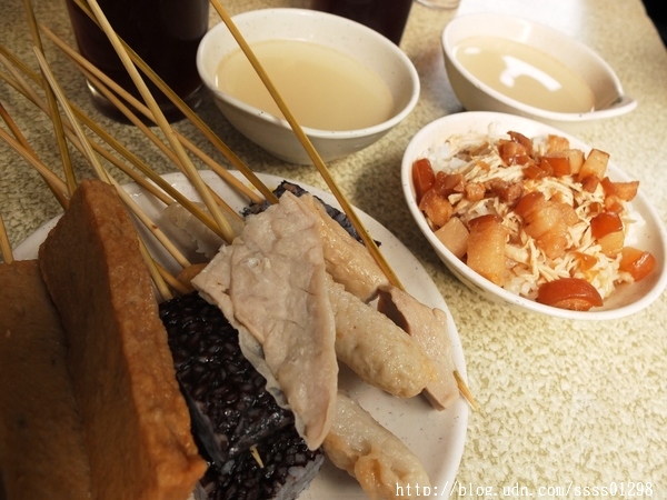 協進國小旁無店名2元黑輪攤:【美食特搜。台南中西區】協進國小旁無店名2元黑輪攤。低調的在地人回憶美食 超便宜銅板價也能吃得好滿足