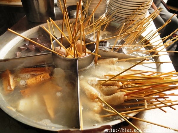 協進國小旁無店名2元黑輪攤:【美食特搜。台南中西區】協進國小旁無店名2元黑輪攤。低調的在地人回憶美食 超便宜銅板價也能吃得好滿足