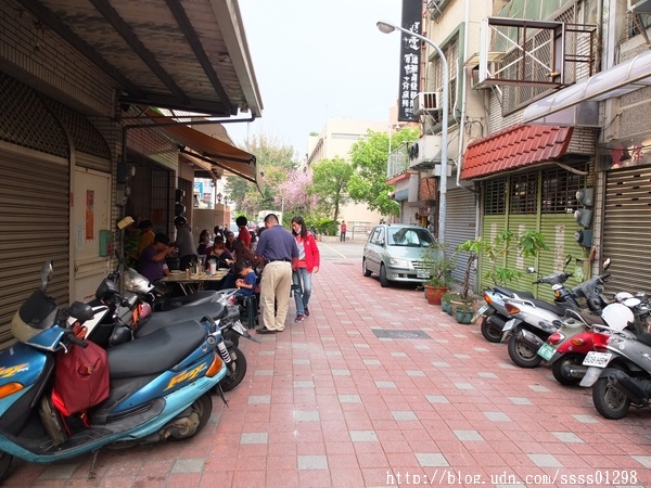 協進國小旁無店名2元黑輪攤:【美食特搜。台南中西區】協進國小旁無店名2元黑輪攤。低調的在地人回憶美食 超便宜銅板價也能吃得好滿足