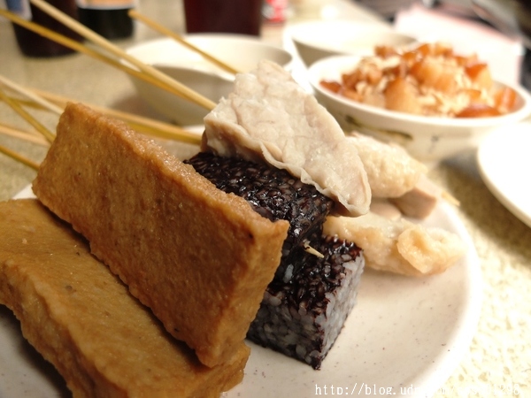 協進國小旁無店名2元黑輪攤:【美食特搜。台南中西區】協進國小旁無店名2元黑輪攤。低調的在地人回憶美食 超便宜銅板價也能吃得好滿足