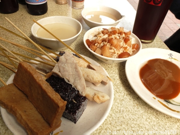 協進國小旁無店名2元黑輪攤:【美食特搜。台南中西區】協進國小旁無店名2元黑輪攤。低調的在地人回憶美食 超便宜銅板價也能吃得好滿足